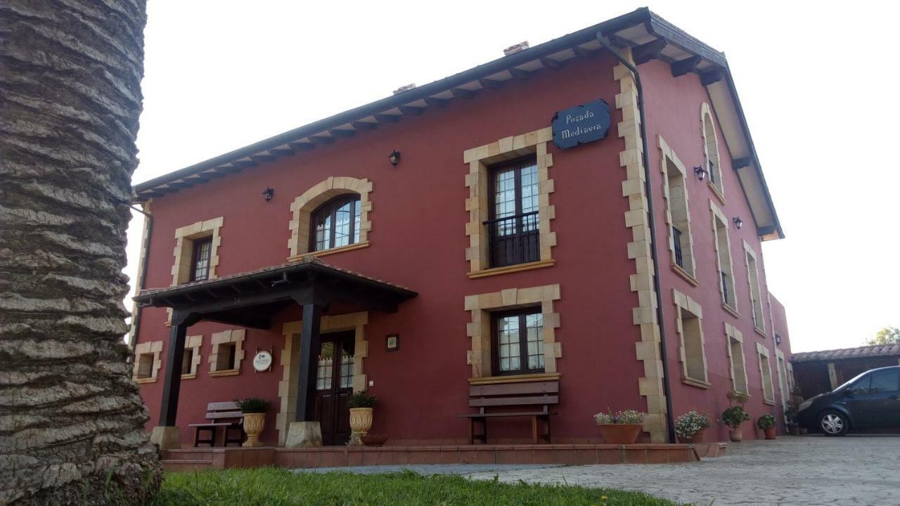 Posada Mediavia 尤比雅克 外观 照片