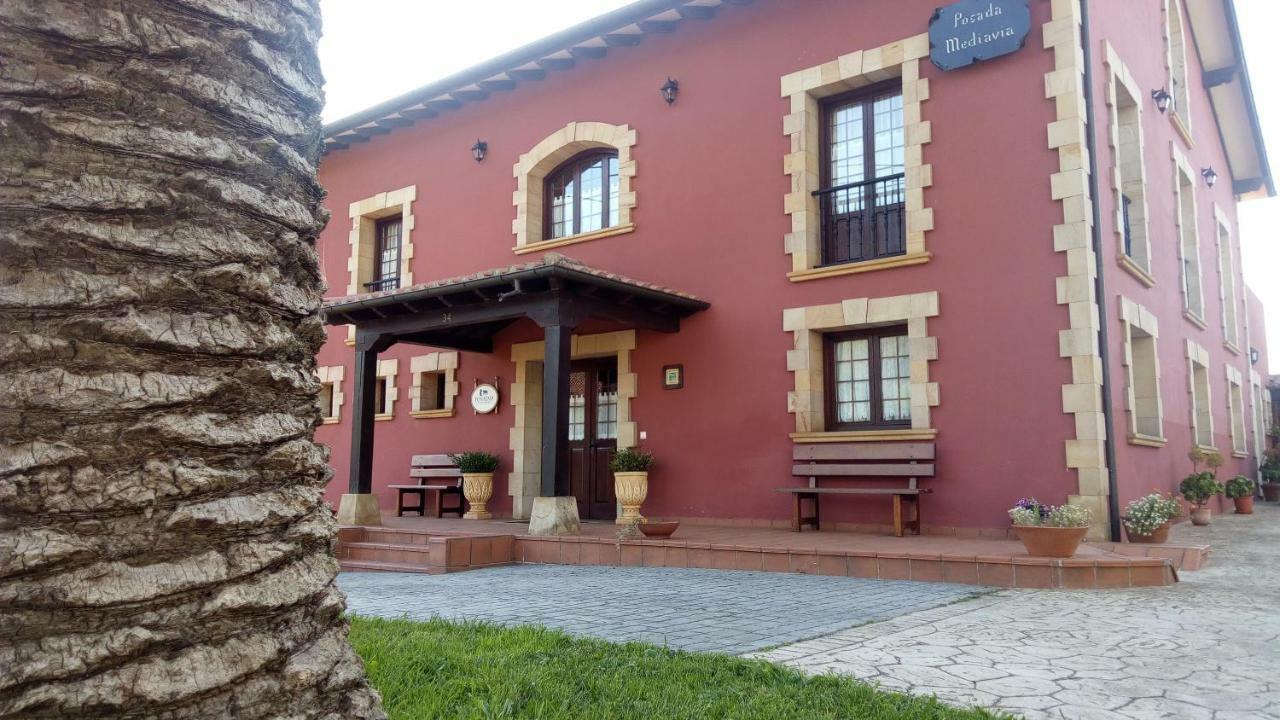 Posada Mediavia 尤比雅克 外观 照片